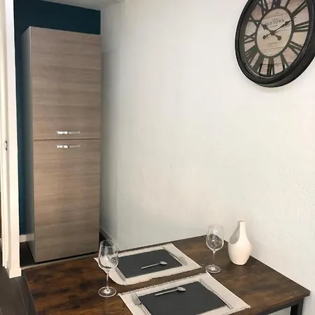 Frejus Studio De 27 M2 Situe A 5Mn En Voiture De La Mer * Frejus