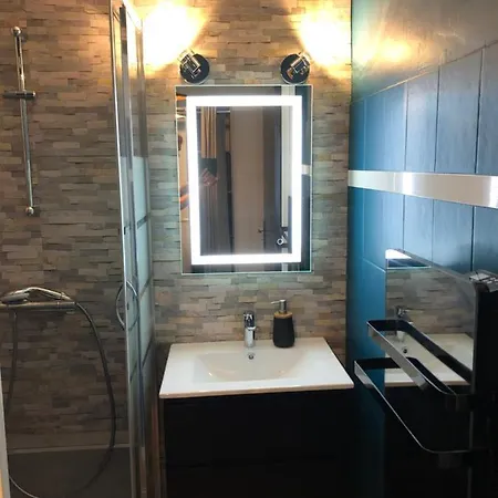 Frejus Studio De 27 M2 Situe A 5Mn En Voiture De La Mer Fréjus
